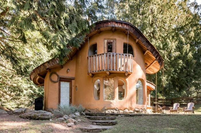 Земляной дом Cob Cottage гарантирует незабываемые приключения среди заповедных лесов Британской Колумбии (Канада). | Фото: naturalhomes.org.