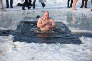 окунаться в купель