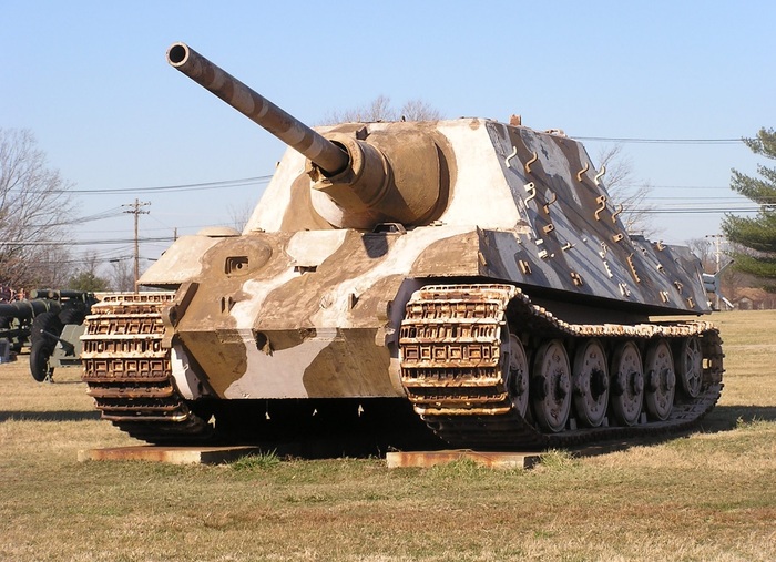 Мощность мотора 75-тонного танка Jagdtiger составляла лишь 700 л. с./ Фото: wikimedia.org/ Мощность мотора 75-тонного танка Jagdtiger составляла лишь 700 л. с./ Фото: wikimedia.org/