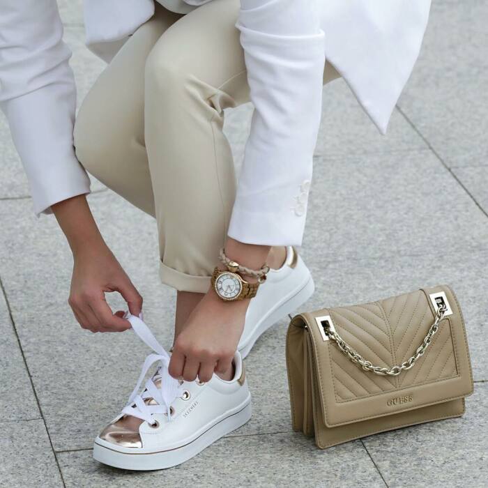 Спортивная обувь тоже сочетается с элегантными сумками /Фото:ladymega.ru Спортивная обувь тоже сочетается с элегантными сумками /Фото:ladymega.ru