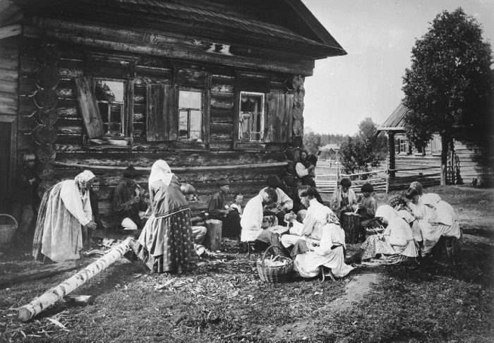 На самом деле деревья все-таки были. Иронично, что бабоньки как раз заняты пилением березы. |Фото: zagony.ru.