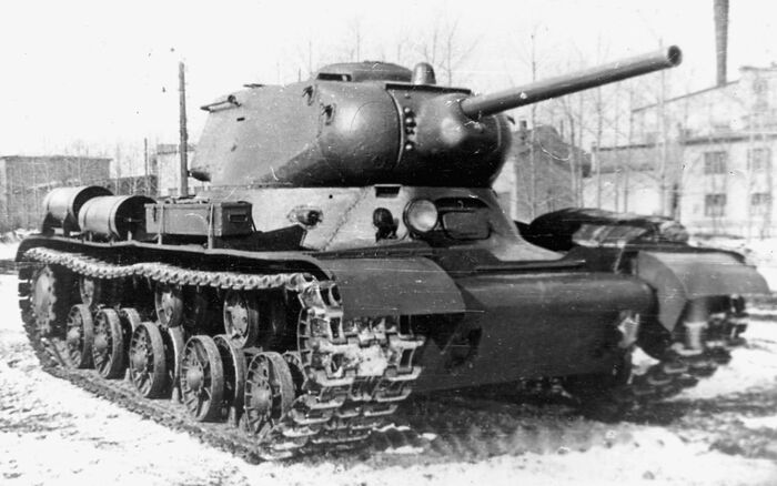 В ИС-1 имелась улучшенная бронезащита корпуса/ Фото: war-book.ru В ИС-1 имелась улучшенная бронезащита корпуса/ Фото: war-book.ru