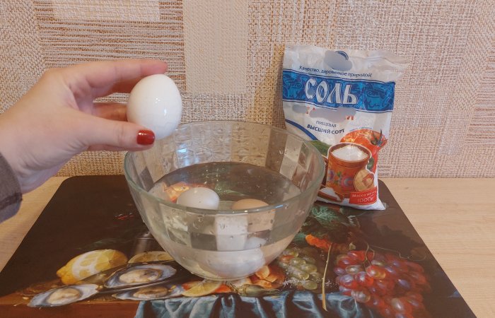 Подсоленная вода поможет определить свежесть яиц! Подсоленная вода поможет определить свежесть яиц!