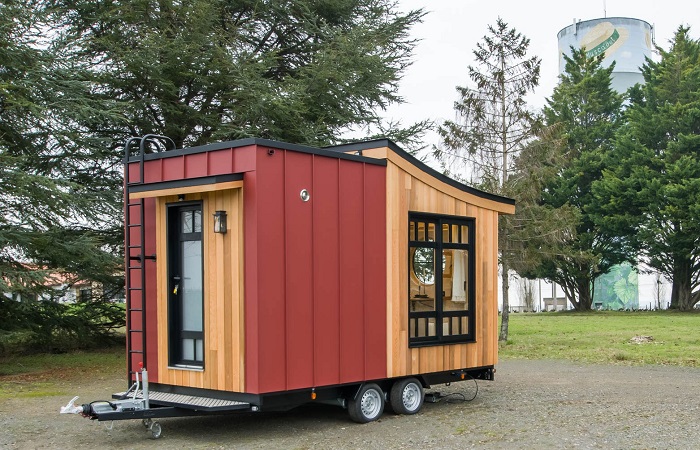 Вход в крошечный дом Bonzai организовали с торца. | Фото: tinyhouse-baluchon.fr. Вход в крошечный дом Bonzai организовали с торца. | Фото: tinyhouse-baluchon.fr.