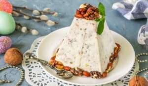 Пасха с цукатами и орехами