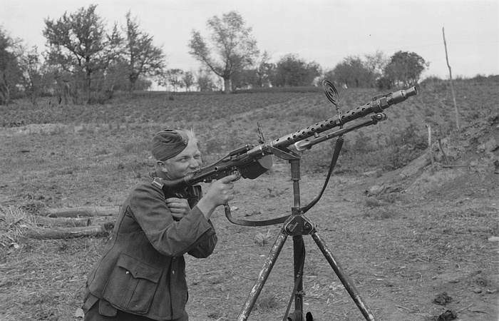 Солдат целится в самолет с MG.34 / Фото: vk.com/wall-59463906_75073?lang=en Солдат целится в самолет с MG.34 / Фото: vk.com/wall-59463906_75073?lang=en