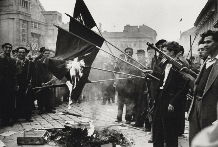 Венгерское восстание 1956 года. |Фото: bangkokbook.ru. Венгерское восстание 1956 года. |Фото: bangkokbook.ru.