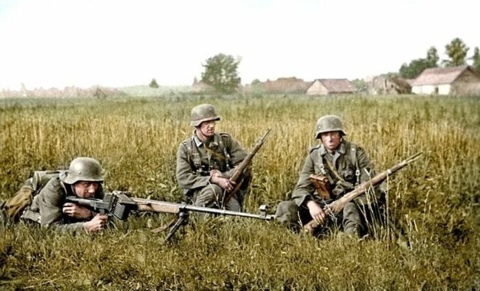 Бронебойщики вермахта с ПзБ 38. |Фото: new.topru.org. Бронебойщики вермахта с ПзБ 38. |Фото: new.topru.org.