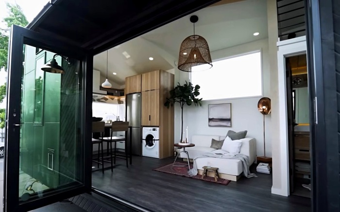 За «амбарной» стеклянной дверью находится гостиная. | Фото: homecrux.com.
