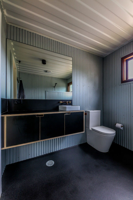 Одна из ванных комнат контейнерного дома. | Фото: livingbiginatinyhouse.com. Одна из ванных комнат контейнерного дома. | Фото: livingbiginatinyhouse.com.