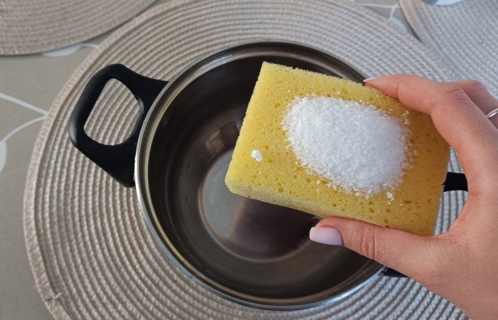 Соль отлично отмоет старую кастрюлю! Соль отлично отмоет старую кастрюлю!