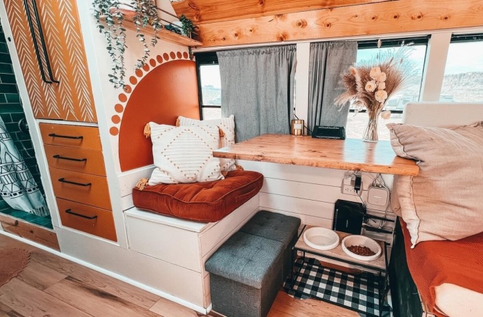 Столовая и домашний офис. | Фото: livinginashoebox.com. Столовая и домашний офис. | Фото: livinginashoebox.com.