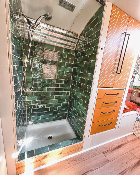 Душевая в преобразованном автобусе. | Фото: tinyhousetalk.com. Душевая в преобразованном автобусе. | Фото: tinyhousetalk.com.