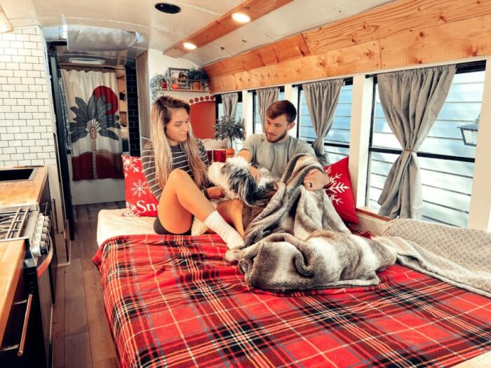 Диван легко превращается в кровать. | Фото: tinyhousetalk.com. Диван легко превращается в кровать. | Фото: tinyhousetalk.com.