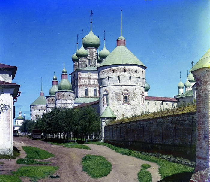 Ростовский кремль, отреставрированное фото 1911 года. /Фото: wikipedia.org Ростовский кремль, отреставрированное фото 1911 года. /Фото: wikipedia.org