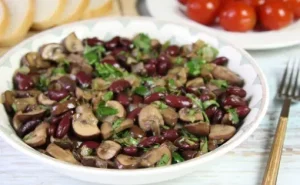 Салат с фасолью и шампиньонами