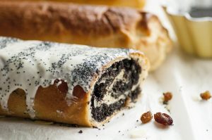Рулет с маком, орехами и изюмом