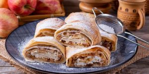 Рулет с корицей и яблоками