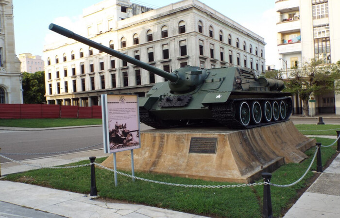 СУ-100 стоит в Гаване около музея революции / Фото: tankist-31.livejournal.com СУ-100 стоит в Гаване около музея революции / Фото: tankist-31.livejournal.com