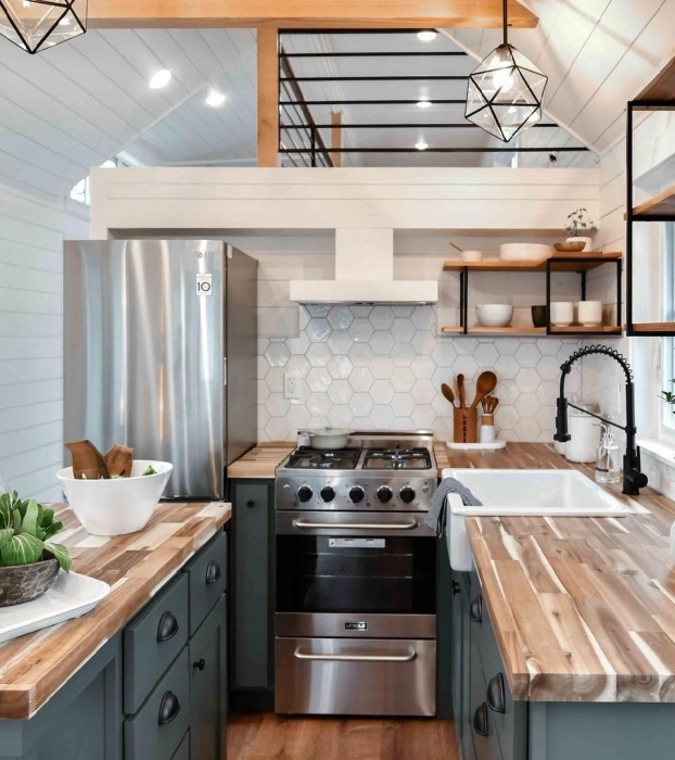 Благоустроенная кухня The Villa Max Tiny House. | Фото: autoevolution.com. Благоустроенная кухня The Villa Max Tiny House. | Фото: autoevolution.com.
