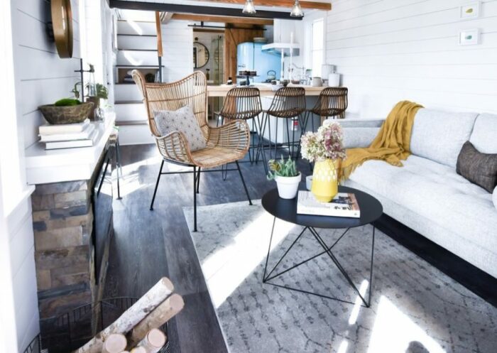 Деревенский стиль модели The Villa Max Tiny House может быть подчеркнут плетеной мебелью. | Фото: tinyhousetalk.com. Деревенский стиль модели The Villa Max Tiny House может быть подчеркнут плетеной мебелью. | Фото: tinyhousetalk.com.