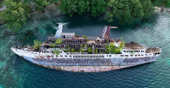 World Discoverer наткнулся на риф у Соломоновых островов/ Фото: mirror.co.uk World Discoverer наткнулся на риф у Соломоновых островов/ Фото: mirror.co.uk