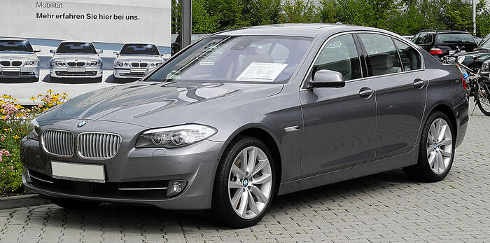 БМВ 5-й серии оснащен мотором V8 с турбонаддувом/ Фото: wikimedia.org БМВ 5-й серии оснащен мотором V8 с турбонаддувом/ Фото: wikimedia.org