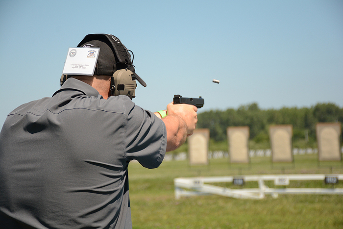 Стрельба из пистолета Glock/ Фото: thecmp.org