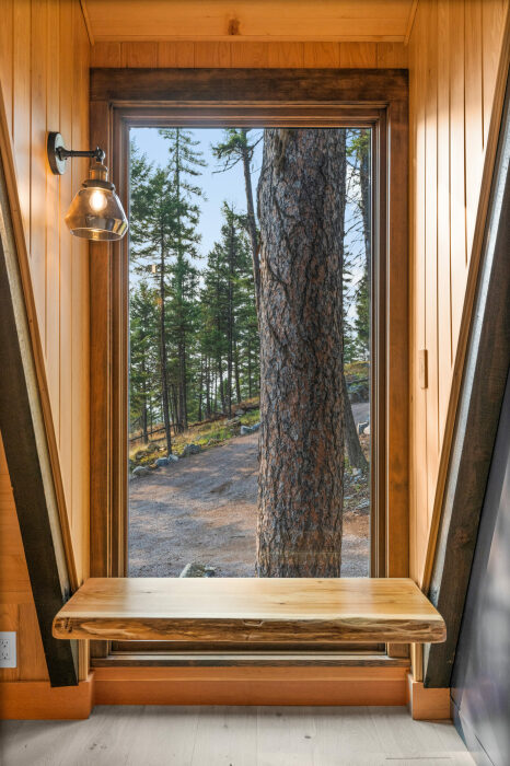 Уголок для чтения в On The Rocks Ranch. | Фото: nelsontreehouse.com. Уголок для чтения в On The Rocks Ranch. | Фото: nelsontreehouse.com.