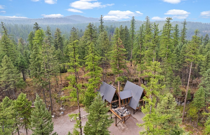 Инновационный домик на дереве On The Rocks Ranch среди заповедных лесов Глейшера. | Фото: nelsontreehouse.com. Инновационный домик на дереве On The Rocks Ranch среди заповедных лесов Глейшера. | Фото: nelsontreehouse.com.