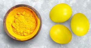 Как покрасить яйца куркумой