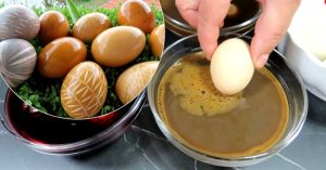 покрасить яйца натуральным кофе