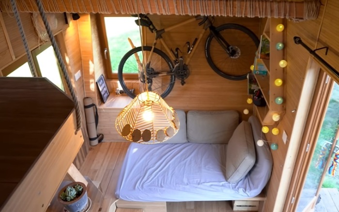 Зона гостиной ограничена небольшим диваном. | Фото: livingbiginatinyhouse.com. Зона гостиной ограничена небольшим диваном. | Фото: livingbiginatinyhouse.com.