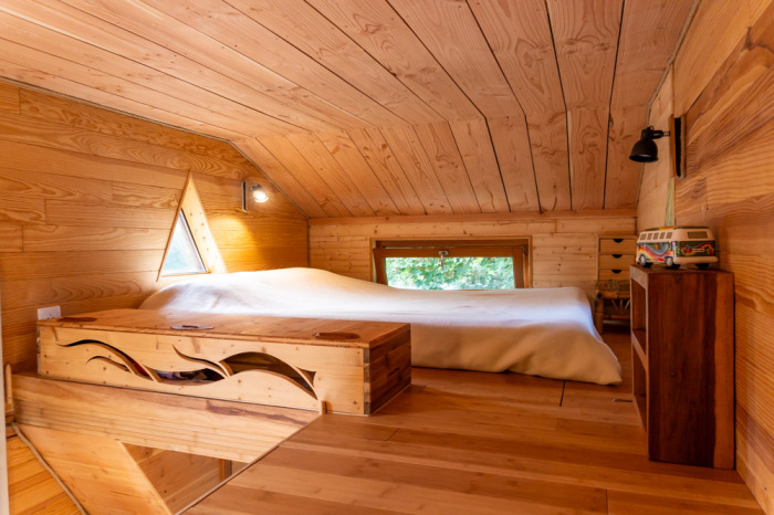 Просторная зона сна на втором уровне. | Фото: tinyhousetalk.com. Просторная зона сна на втором уровне. | Фото: tinyhousetalk.com.