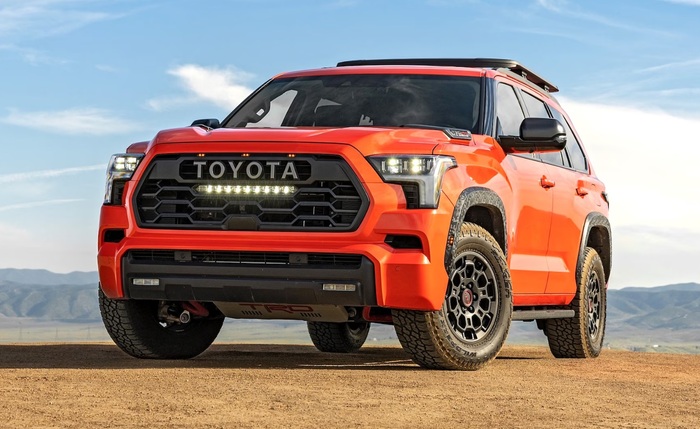 Toyota Sequoia рассчитан на 7-8 путешественников/ Фото: motortrend.com Toyota Sequoia рассчитан на 7-8 путешественников/ Фото: motortrend.com