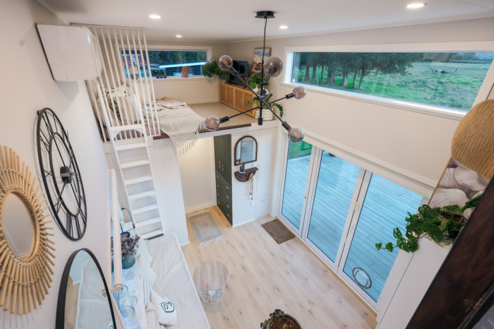 Открытая планировка нижнего уровня. | Фото: tinyhousetalk.com. Открытая планировка нижнего уровня. | Фото: tinyhousetalk.com.