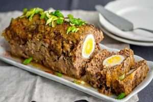 Мясной рулет с яйцами