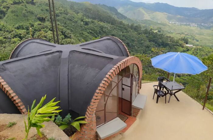 Причудливый крошечный дом имеет крестообразную форму. | Фото: tinyhousetalk.com. Причудливый крошечный дом имеет крестообразную форму. | Фото: tinyhousetalk.com.