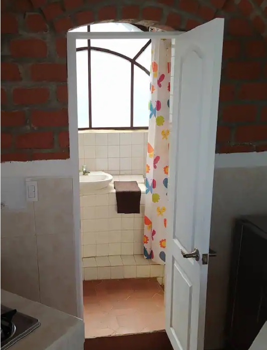 Крошечная ванна Klein Haus может похвастаться прекрасными видами из окна. | Фото: ru.airbnb.com. Крошечная ванна Klein Haus может похвастаться прекрасными видами из окна. | Фото: ru.airbnb.com.