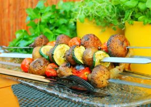 Овощные шашлычки, маринованные в чесночном соусе