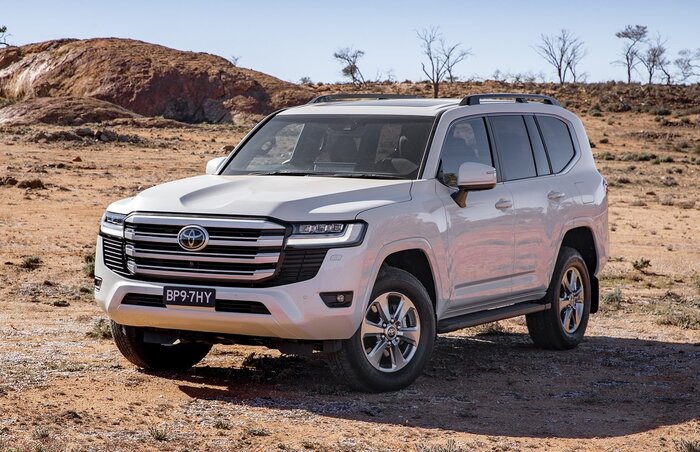 Toyota Land Cruiser 300 имеет 3,5-литровый мотор мощностью 414 л. с./ Фото: besthqwallpapers.com Toyota Land Cruiser 300 имеет 3,5-литровый мотор мощностью 414 л. с./ Фото: besthqwallpapers.com