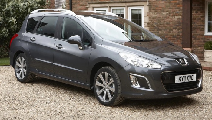 Peugeot 308 порой имеет проблемный двигатель/ Фото: autoexpress.co.uk
