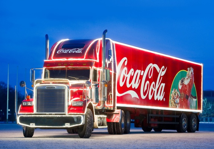 Freightliner Classic Coca-Cola Christmas Truck стал символом Нового года практически во всем мире/ Фото: carswp.com Freightliner Classic Coca-Cola Christmas Truck стал символом Нового года практически во всем мире/ Фото: carswp.com