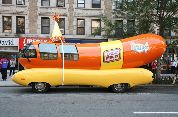 Oscar Mayer Wienermobile принимает участие в фестивалях и праздниках/ Фото: fortune.com Oscar Mayer Wienermobile принимает участие в фестивалях и праздниках/ Фото: fortune.com