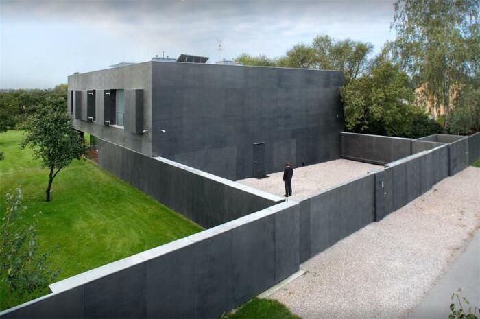 Не двор, а бетонная западня (Safe House, Варшава). | Фото: plougonver.com. Не двор, а бетонная западня (Safe House, Варшава). | Фото: plougonver.com.