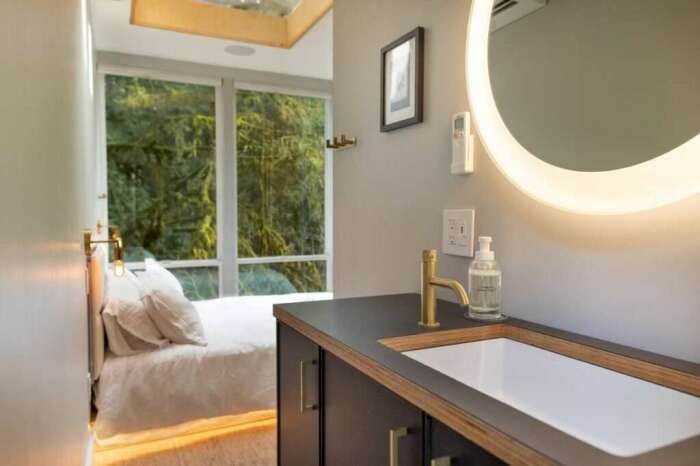 Спальная комната на втором этаже контейнерного дома. | Фото: airbnb.com.tr. Спальная комната на втором этаже контейнерного дома. | Фото: airbnb.com.tr.