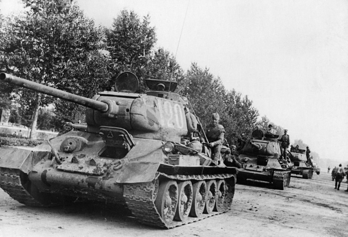 Колонна танков Т-34 на Дальневосточном фронте/ Фото: rostec.ru Колонна танков Т-34 на Дальневосточном фронте/ Фото: rostec.ru