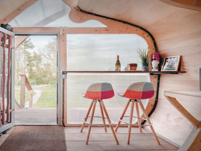 Барная стойка находится у окна. | Фото: homecrux.com. Барная стойка находится у окна. | Фото: homecrux.com.
