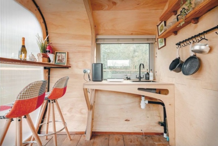 Кухонный уголок расположен у входа в крошечный дом. | Фото: markosdesignworkshop.com. Кухонный уголок расположен у входа в крошечный дом. | Фото: markosdesignworkshop.com.