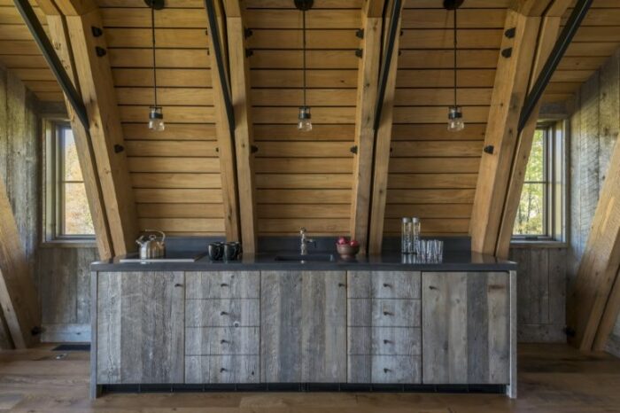Рядом с тренажерным залом находится кухня (The Barn, Вайоминг). | Фото: countryliving.com. Рядом с тренажерным залом находится кухня (The Barn, Вайоминг). | Фото: countryliving.com.